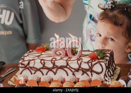 gros plan du gâteau du 80e anniversaire Banque D'Images