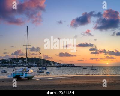 6 juin 2024 - coucher de soleil sur les villages côtiers du nord du Devon d'Instow et Appledore. A 21h15 le 6 juin, alors que le soleil se couche sur la rivière Torridge es Banque D'Images