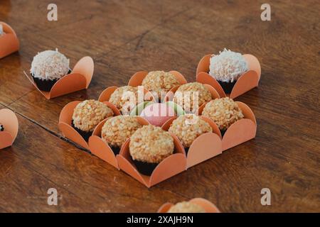 fête brigadeiros disposés sur la table Banque D'Images