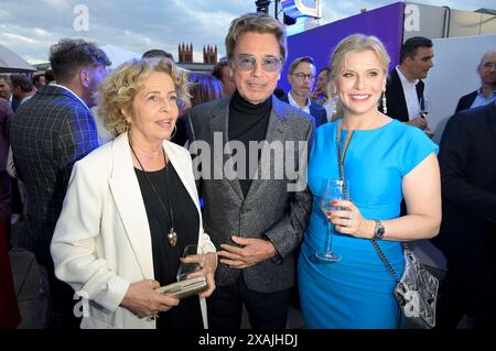 Michaela May, Jean-Michel Jarre und Eva Habermann BEI der Bertelsmann Party 2024 in der Bertelsmann Repräsentanz Unter den Linden. Berlin, 06.06.2024 *** Michaela May, Jean Michel Jarre et Eva Habermann à la fête Bertelsmann 2024 au bureau de représentation Bertelsmann Unter den Linden Berlin, 06 06 06 2024 Foto:XF.xKernx/xFuturexImagex bertelsmann 4879 Banque D'Images