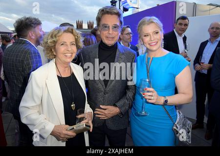 Michaela May, Jean-Michel Jarre und Eva Habermann BEI der Bertelsmann Party 2024 in der Bertelsmann Repräsentanz Unter den Linden. Berlin, 06.06.2024 *** Michaela May, Jean Michel Jarre et Eva Habermann à la fête Bertelsmann 2024 au bureau de représentation Bertelsmann Unter den Linden Berlin, 06 06 06 2024 Foto:XF.xKernx/xFuturexImagex bertelsmann 4880 Banque D'Images