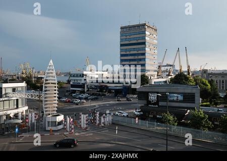 L'entrée du port de Constanta, respectivement à la porte 1, avec le bâtiment de l'Autorité navale roumaine dans la ville de Constanta, Roumanie Banque D'Images