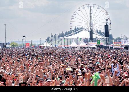 Nuerburg Rock am Ring 2024, Festival, 07.06.2023 Zuschauer BEI Rock am Ring vor der Hauptbuehne mit Riesenrad waehrend der Band Guano Apes Rock am Ring 2024 Tag 1, Festival, 07.06.2023 *** Nuerburg Rock am Ring 2024, Festival, 07 06 2023 spectateurs au Rock am Ring devant la scène principale avec grande roue pendant le groupe Guano Apes Rock am Ring 2024 jour 1, Festival, 07 06 2023 Copyright : xEibner-Pressefoto/DanielxREINELTx EP DRT Banque D'Images