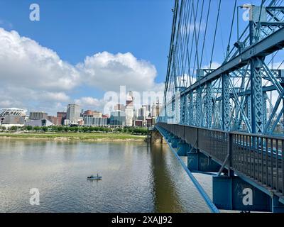 Horizon de Cincinnati depuis Roebling Bridge au-dessus de la rivière Ohio Banque D'Images