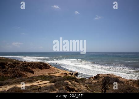 Vue côtière du Monument National de Cabrillo avec vagues et falaises Banque D'Images