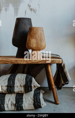 Vases texturés en bois sur une table en bois Banque D'Images