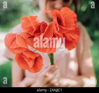 Fille et son bouquet d'été Banque D'Images