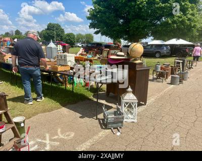 Les acheteurs parcourant des articles vintage au Springfield Antique Show dans l'Ohio Banque D'Images