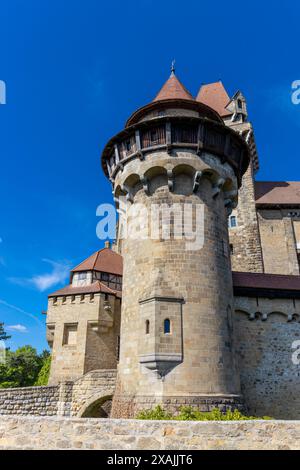 Château Burg Kreuzenstein en Autriche, Vienne. Ancien château médiéval en Europe. Forteresse avec murs de briques, tours fortification historique Banque D'Images