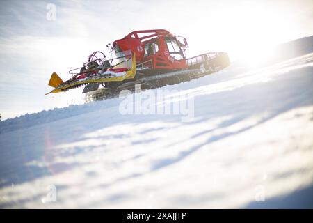 Toiletteur de neige préparant des pistes à Kitzbühel, Autriche Banque D'Images