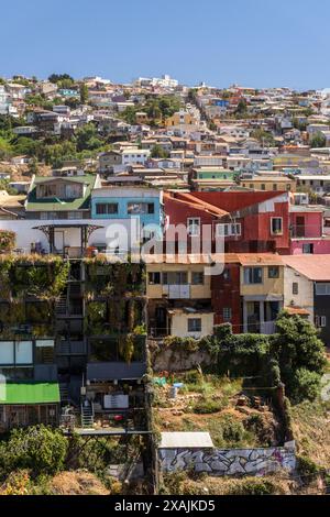 Belle vue sur les bâtiments de la ville et les maisons sur les collines de Valparaiso Banque D'Images