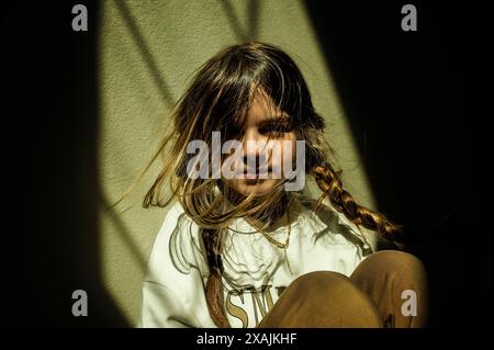 Portrait de belle jeune fille avec de longues tresses coulantes Banque D'Images