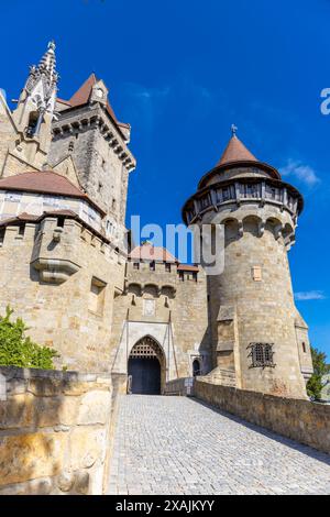 Château Burg Kreuzenstein en Autriche, Vienne. Ancien château médiéval en Europe. Forteresse avec murs de briques, tours fortification historique Banque D'Images