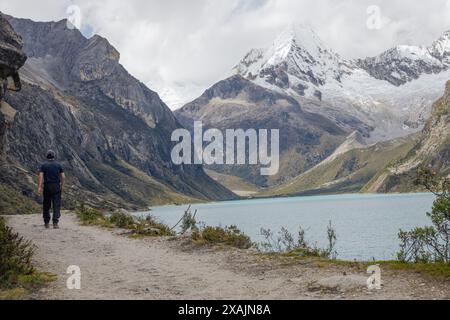 Randonneur au lac Paron dans les montagnes Huascaran National Park Banque D'Images