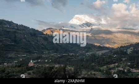 Montagne enneigée de Huascaran et la vallée de Yungay au coucher du soleil Banque D'Images