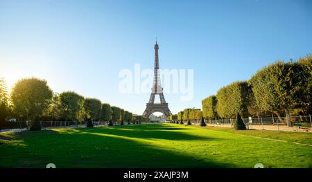 Vue sur la Tour Eiffel depuis le Champ de Mars à Paris, France Banque D'Images