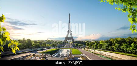 La Tour Eiffel et les fontaines près de il à l'aube à Paris, France Banque D'Images