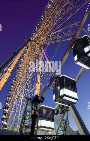 Grande roue ferris lumineux à Paris, France Banque D'Images