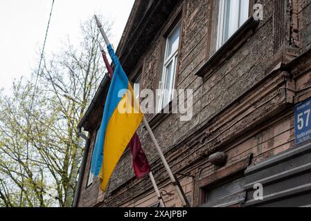 Les drapeaux letton et ukrainien sont accrochés à une maison en bois à Riga, Riga, Lettonie Banque D'Images
