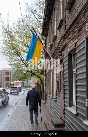 Les drapeaux letton et ukrainien sont accrochés à une maison en bois à Riga, Riga, Lettonie Banque D'Images