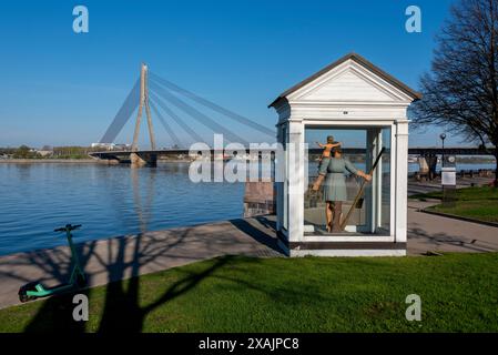 Monument à Christopher le Grand, saint patron de Riga, avec la rivière Daugava et le pont Vansu derrière, Riga, Lettonie Banque D'Images