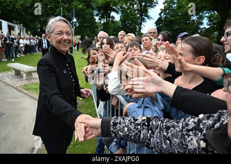 Bayeux, France. 07 juin 2024. Elisabeth a pris la tête d'une cérémonie commémorative de la libération de Bayeux, dans le cadre des cérémonies marquant le 80e anniversaire du débarquement allié de la seconde Guerre mondiale en Normandie, à Bayeux, dans le nord-ouest de la France, le 7 juin 2024. Photo de Jacques Witt/Pool/ABACAPRESS. COM Credit : Abaca Press/Alamy Live News Banque D'Images