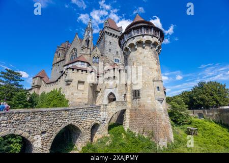 Château Burg Kreuzenstein en Autriche, Vienne. Ancien château médiéval en Europe. Forteresse avec murs de briques, tours fortification historique Banque D'Images