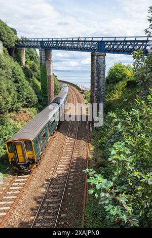 Devon, Angleterre – 21 juillet 2023 : un train de voyageurs local Great Western Railway est vu juste au départ de la gare de Teignmouth. Banque D'Images