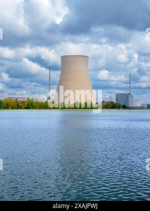 La centrale nucléaire déclassée, AKW Isar 2 sur l'Isar près de Landshut, Bavière, Allemagne Banque D'Images