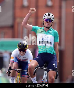 Lotte Kopecky de l'équipe SD Worx-ProTime franchit la ligne devant Anna Henderson de la Grande-Bretagne pour remporter la deuxième étape du Lloyds Bank Women's Tour of Britain 2024 à Wrexham, au pays de Galles. Date de la photo : vendredi 7 juin 2024. Banque D'Images