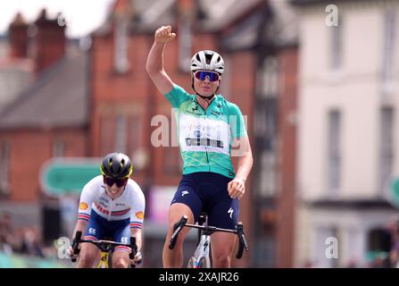 Lotte Kopecky de l'équipe SD Worx-ProTime franchit la ligne devant Anna Henderson de la Grande-Bretagne pour remporter la deuxième étape du Lloyds Bank Women's Tour of Britain 2024 à Wrexham, au pays de Galles. Date de la photo : vendredi 7 juin 2024. Banque D'Images