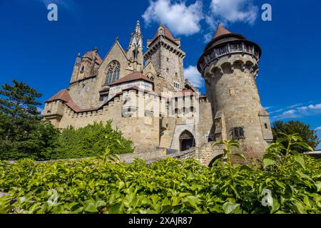 Château Burg Kreuzenstein en Autriche, Vienne. Ancien château médiéval en Europe. Forteresse avec murs de briques, tours fortification historique Banque D'Images