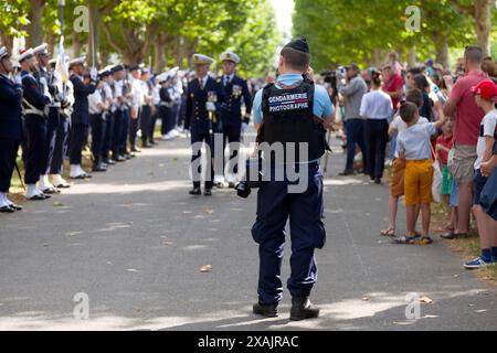 Brest, France - 14 juillet 2022 : photographe de la gendarmerie prenant des photos pour documenter le défilé de la Bastille Day. Banque D'Images