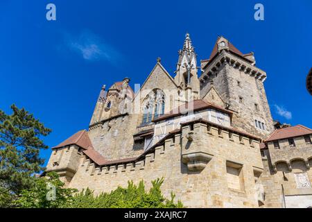 Château Burg Kreuzenstein en Autriche, Vienne. Ancien château médiéval en Europe. Forteresse avec murs de briques, tours fortification historique Banque D'Images