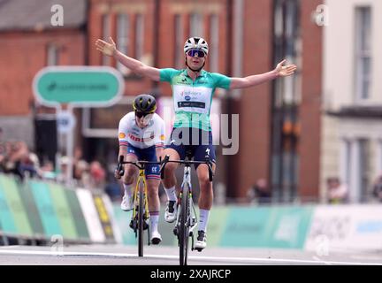 Lotte Kopecky de l'équipe SD Worx-ProTime franchit la ligne devant Anna Henderson de la Grande-Bretagne pour remporter la deuxième étape du Lloyds Bank Women's Tour of Britain 2024 à Wrexham, au pays de Galles. Date de la photo : vendredi 7 juin 2024. Banque D'Images