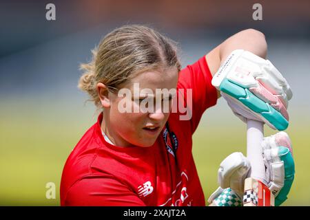 7 juin 2024 ; Emirates Old Trafford Cricket Ground, Manchester, Angleterre ; Charlotte Edwards Cup Cricket, Lancashire Thunder versus Southern Vipers ; Seren Smale de Lancashire Thunder Banque D'Images