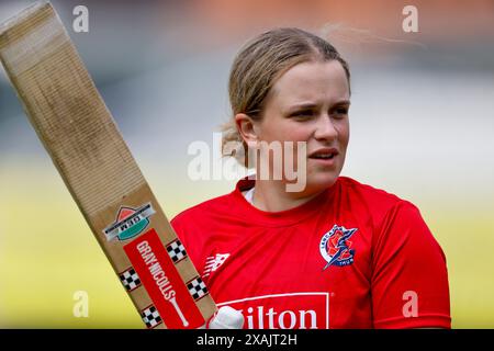 7 juin 2024 ; Emirates Old Trafford Cricket Ground, Manchester, Angleterre ; Charlotte Edwards Cup Cricket, Lancashire Thunder versus Southern Vipers ; Seren Smale de Lancashire Thunder Banque D'Images