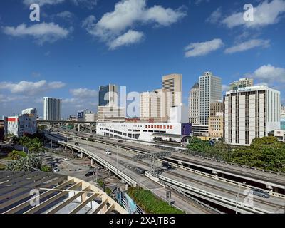 La Dolphin Expressway est une autoroute à accès contrôlé divisée de 24 km de long, à six voies, dont les 23 km les plus à l'ouest sont des voies à péage entièrement électroniques signées State Road 836 (SR 836). Banque D'Images
