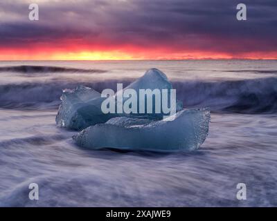 Aube à Diamond Beach, en face de Jökulsarlon, Islande Banque D'Images