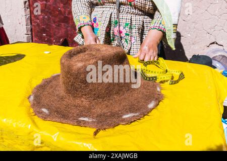 Chapeaux d'alpaga blanc, marron et noir faits à la main placés sur un comptoir artisanal artisanal des Andes Banque D'Images