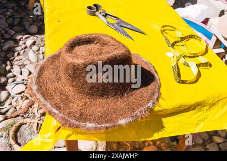 Chapeaux d'alpaga blanc, marron et noir faits à la main placés sur un comptoir artisanal artisanal des Andes Banque D'Images