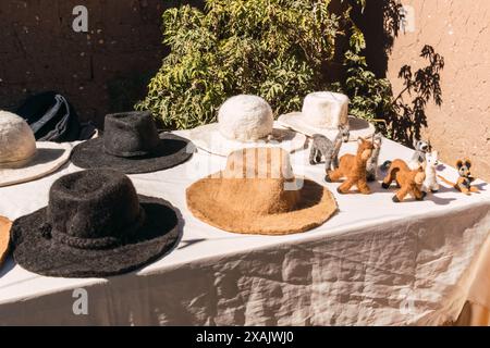 Chapeaux d'alpaga blanc, marron et noir faits à la main placés sur un comptoir artisanal artisanal des Andes Banque D'Images