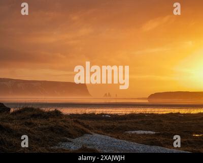 Vue panoramique au phare de la péninsule de Dyrholaey sur la côte sud de l'Islande Banque D'Images