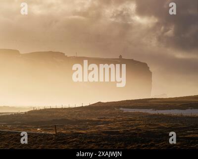 Vue panoramique au phare de la péninsule de Dyrholaey sur la côte sud de l'Islande Banque D'Images