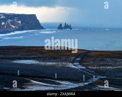 Vue panoramique au phare de la péninsule de Dyrholaey sur la côte sud de l'Islande Banque D'Images