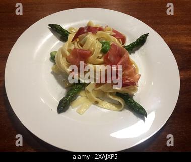 Cuisine brésilienne, pâtes, poissons et fruits de mer Banque D'Images