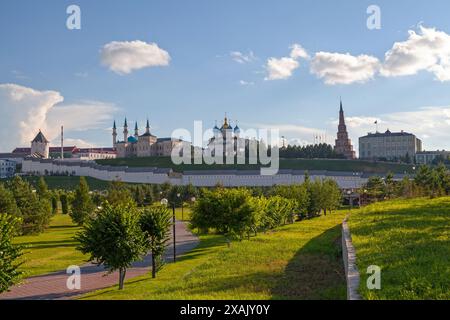 Vue du Kremlin de Kazan depuis le parc. Banque D'Images