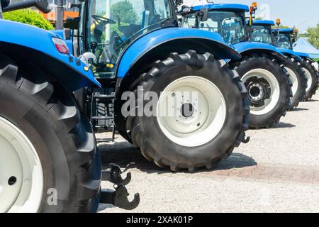 Rangée de tracteurs agro-culturels à vendre Banque D'Images