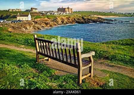 Royaume-Uni, Cornouailles, Newquay, Bench surplombant Headland Hotel et Fistral Beach Banque D'Images