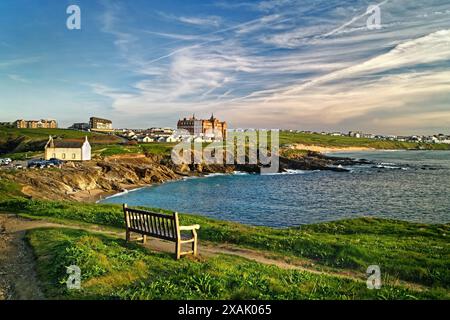 Royaume-Uni, Cornouailles, Newquay, Bench surplombant Headland Hotel et Fistral Beach Banque D'Images